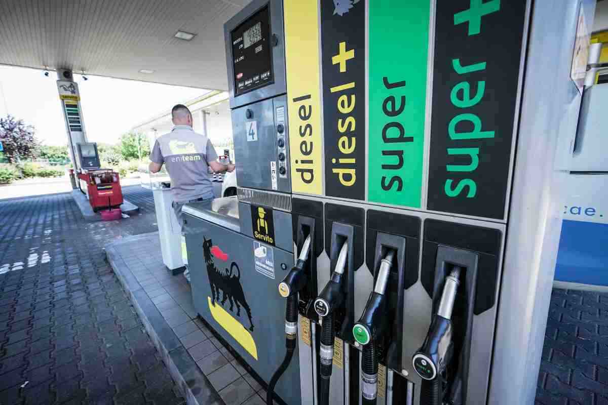 Caro Carburanti ritorno cartelli prezzi medi distributori