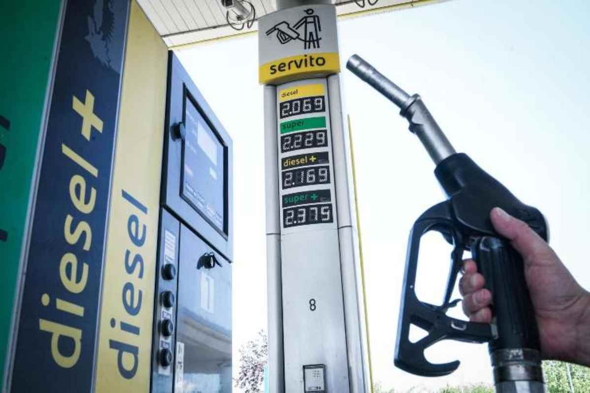 Caro carburanti ritorno cartello prezzo medio distributori
