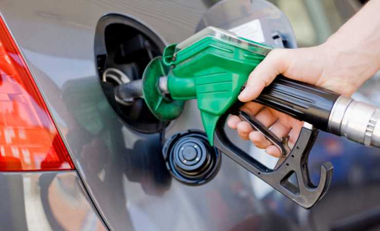 Prezzi della benzina scendono