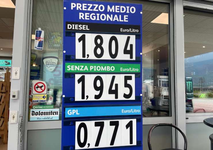 Caro benzina decisione ufficiale ripristino cartello prezzo medio