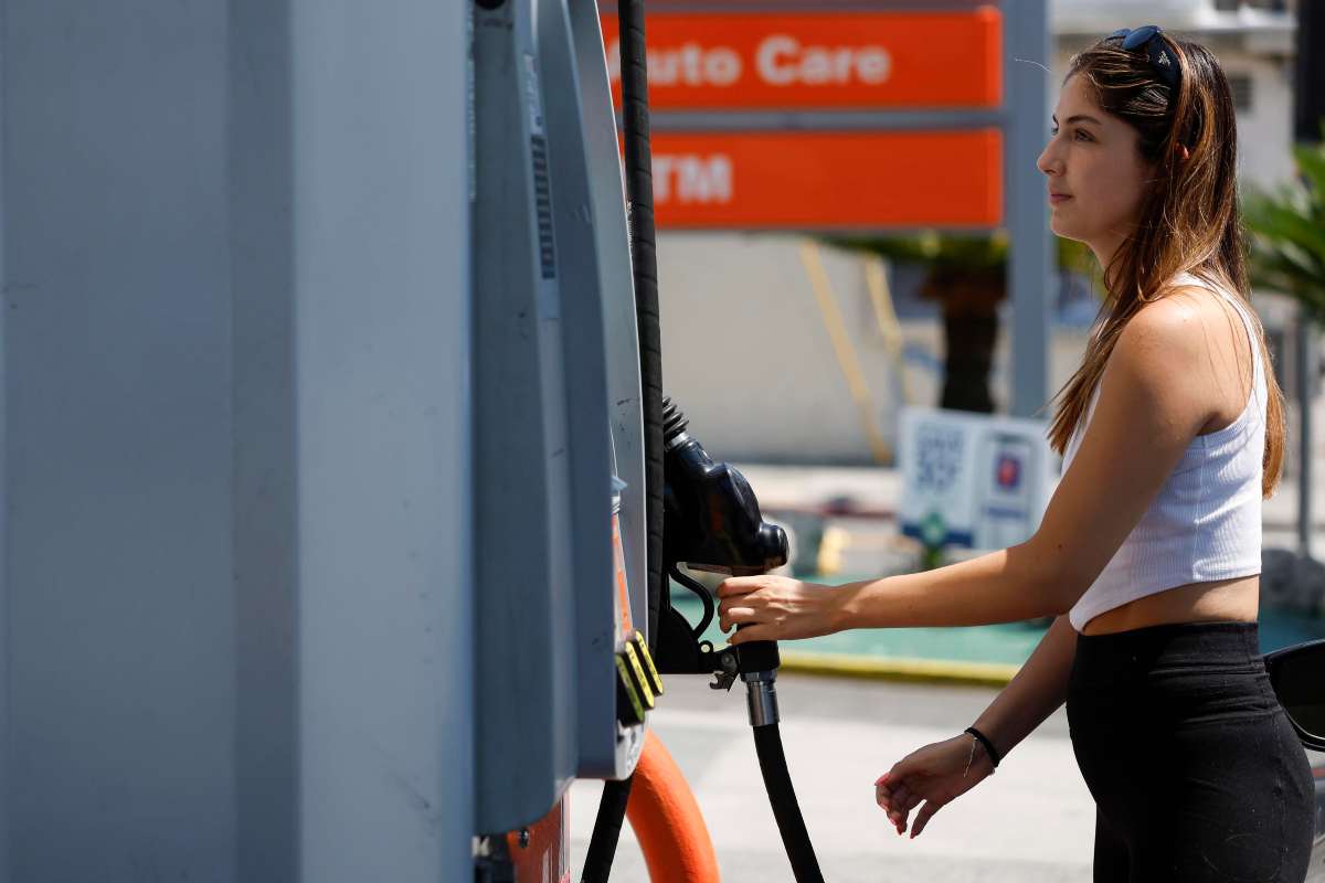 Caro benzina decisione ufficiale ripristino cartelli prezzi medi