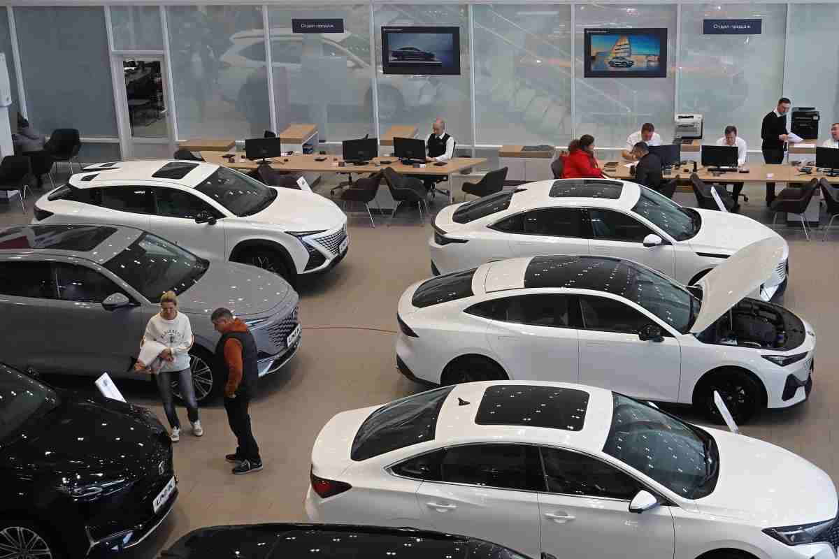 Volkswagen, Stellantis e Renault tremano, i cinesi non conoscono crisi: numeri impressionanti