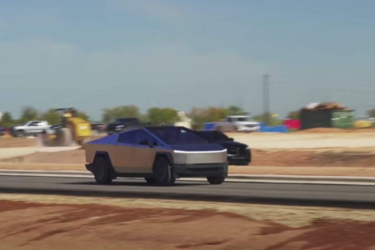 Tesla Cybertruck Lamborghini Urus drag race