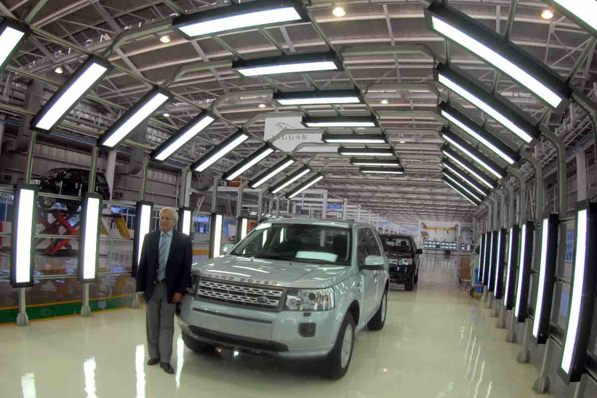Land Rover produzione rimandata elettriche 