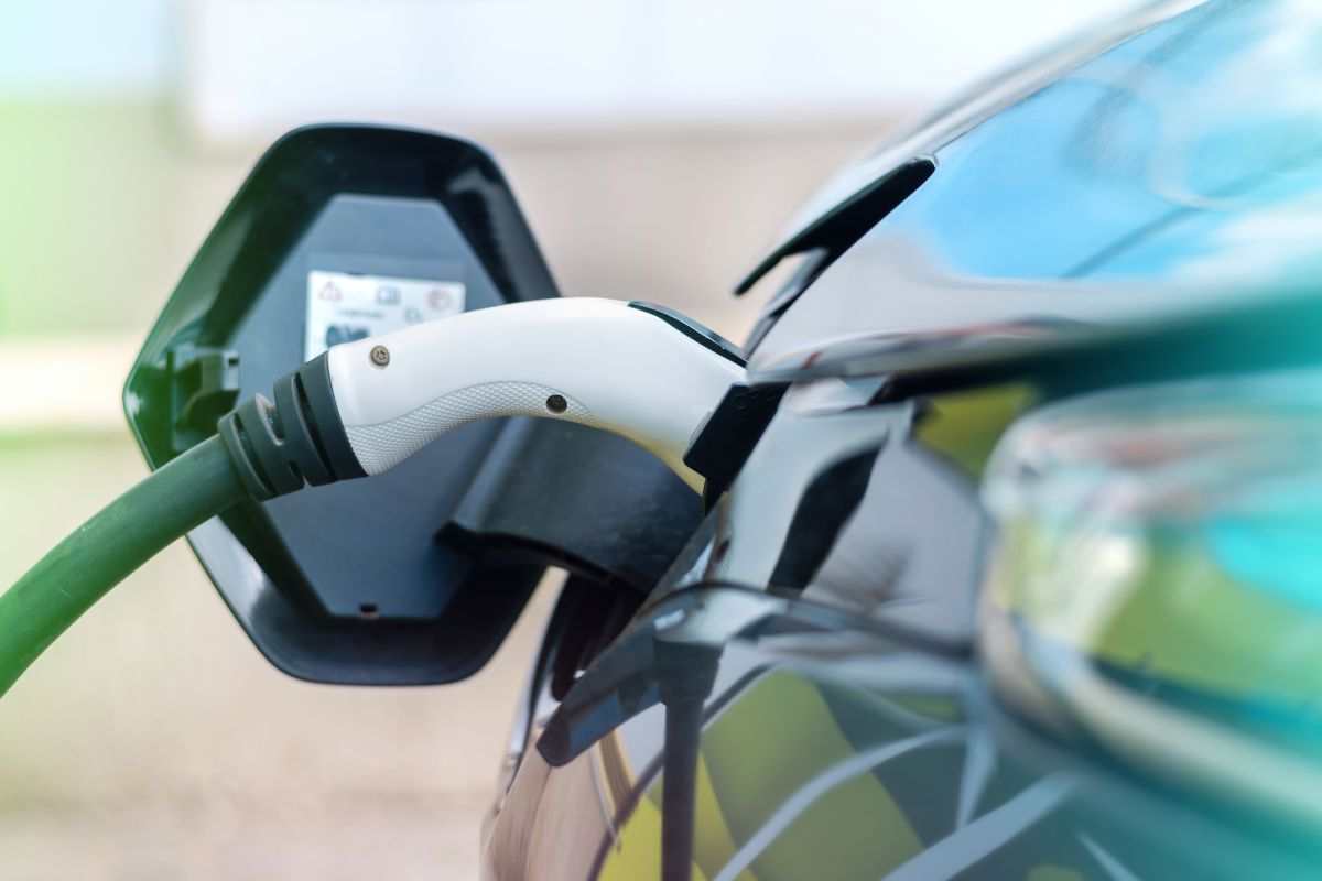 auto elettriche ricarica costo stangata accise diesel benzina tassa consumi