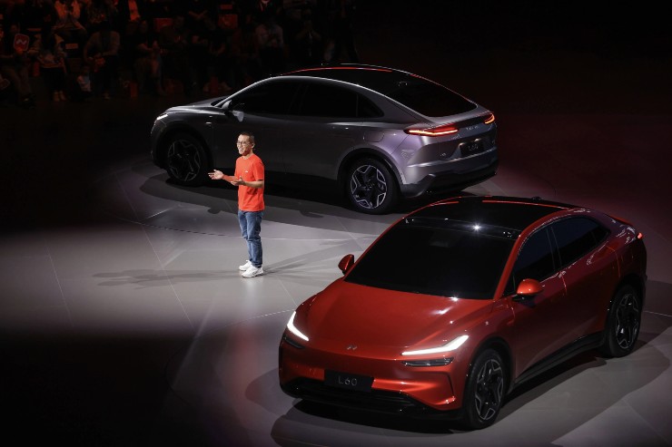 Tesla Onvo L60 novità auto elettrica prezzo crossover