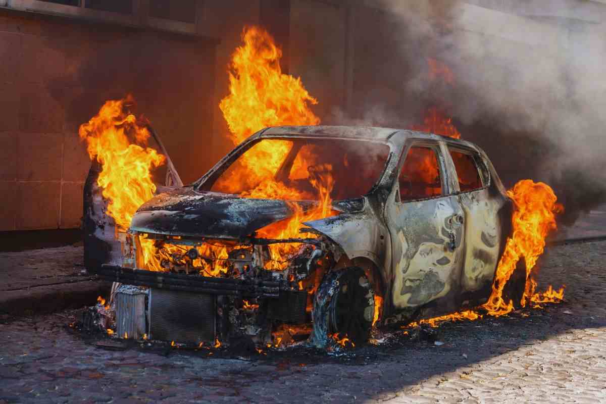 Prende fuoco l'auto