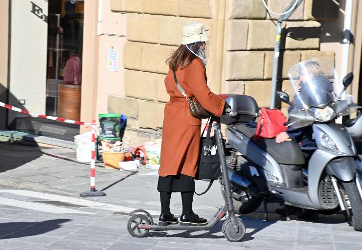 Assosharing contro il casco per il monopattino