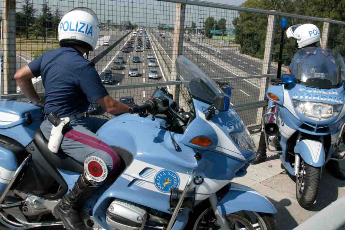 Polizia arresto autostrada contro mano