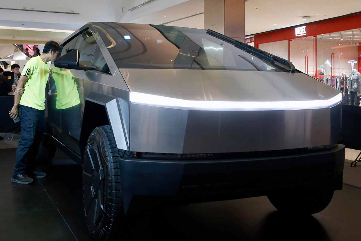 tesla cybertruck versione economica