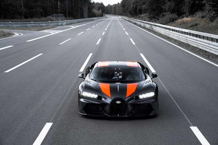 Bugatti Chiron Super Sport 300+ domina per ChatGPT