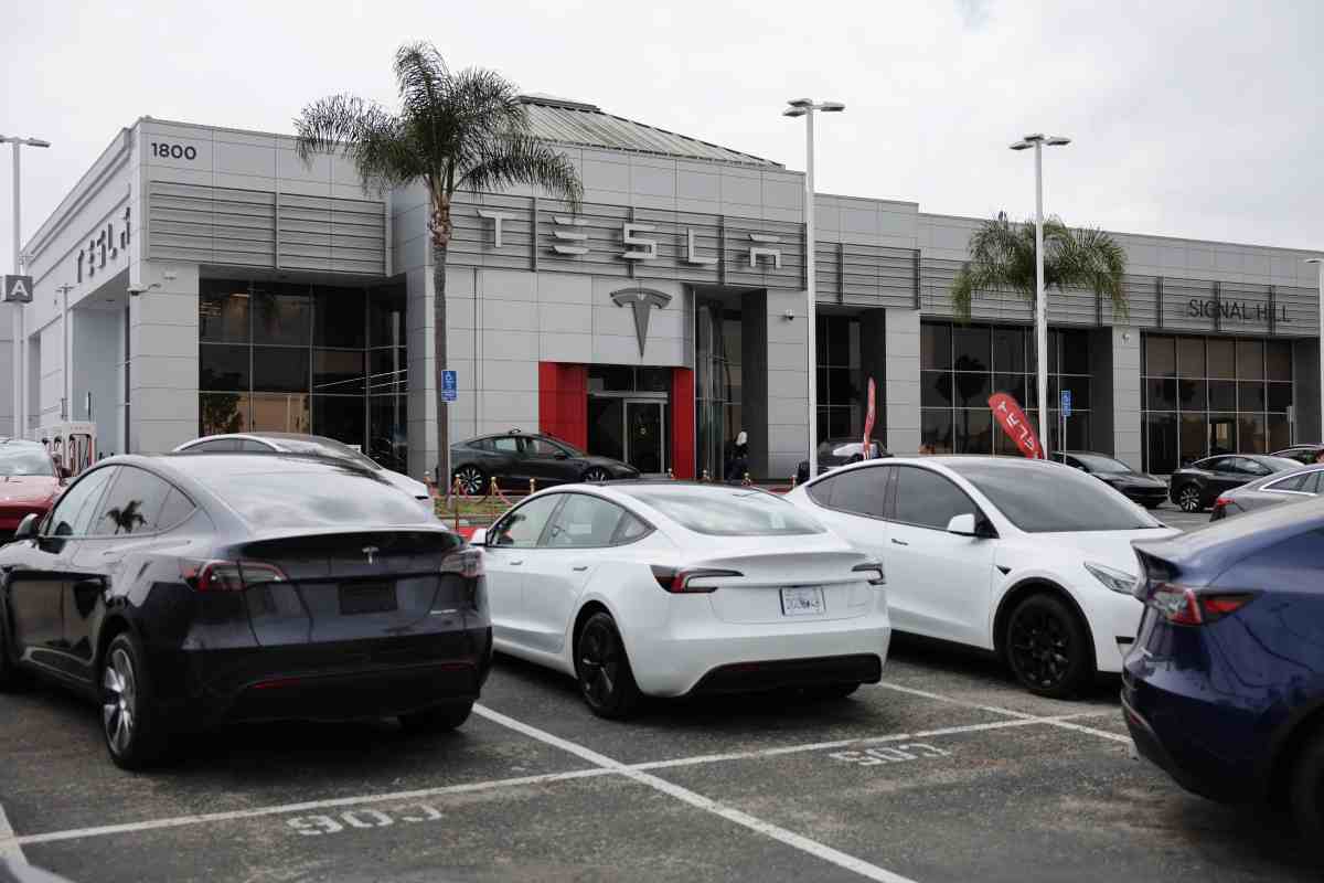 Tesla ha un problema con il cofano