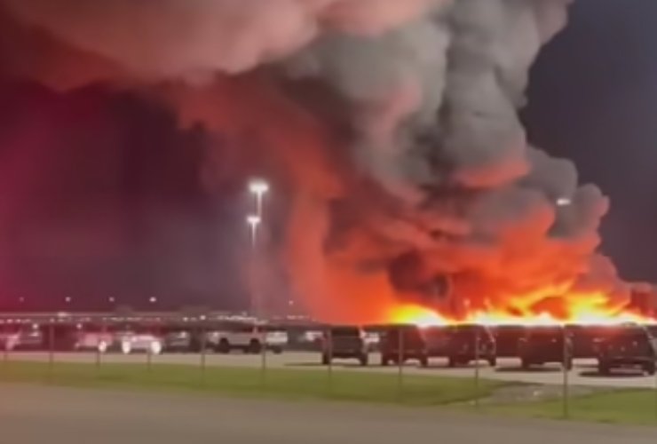 Incendio in uno stabilimento auto in Illinois