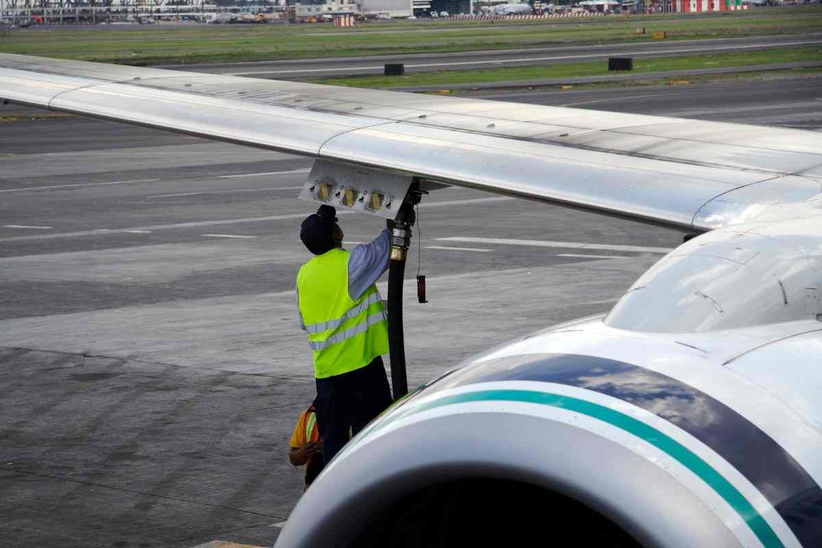 Aereo, quanto costa fargli il pieno di carburante: questo forse vi spiega anche il prezzo del biglietto