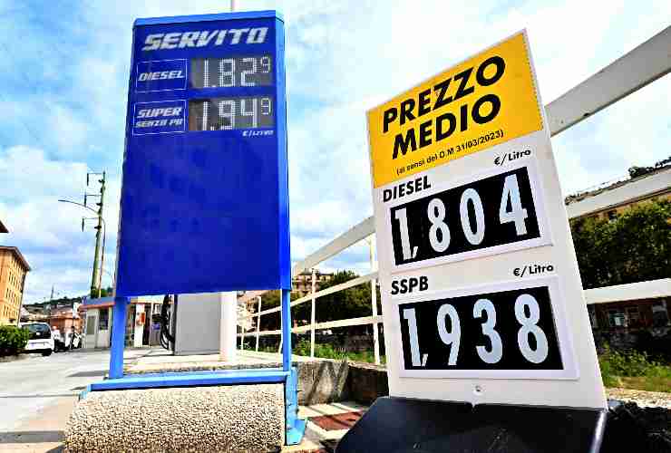 Calano i prezzi della benzina in Francia