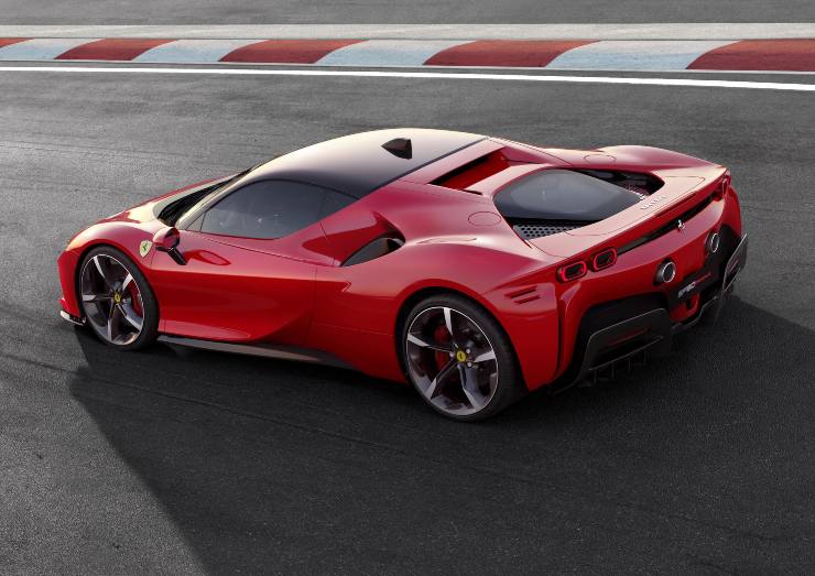 Sta ritirando la sua Ferrari SF90 Stradale: il disastro è inevitabile (VIDEO)