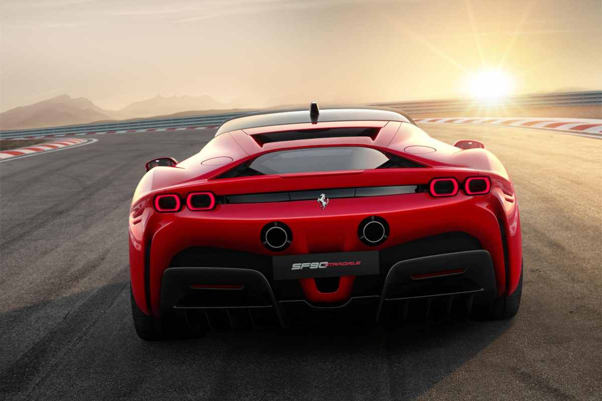 Sta ritirando la sua Ferrari SF90 Stradale: il disastro è inevitabile (VIDEO)