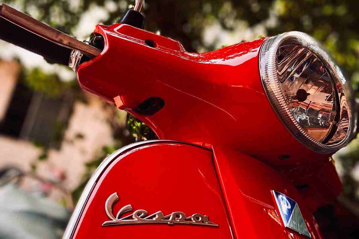 La storica Vespa cambia volto, Piaggio opera un restyling: ha la dotazione più completa di sempre