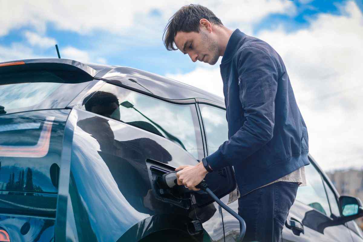 Auto elettrica, quanto costa farci 100 km: il motivo che vi spingerà tra le braccia di questo motore