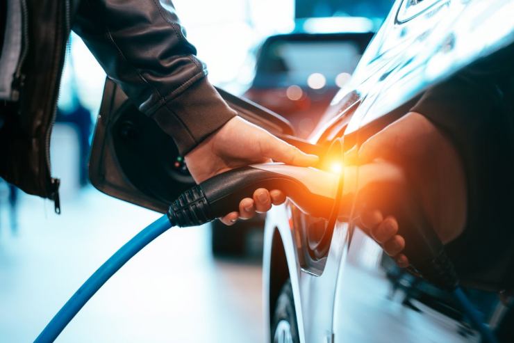 Benzina e diesel ai saluti, l'Europa impone l'elettrico? Tutta la verità su quello che ci aspetta nel 2035