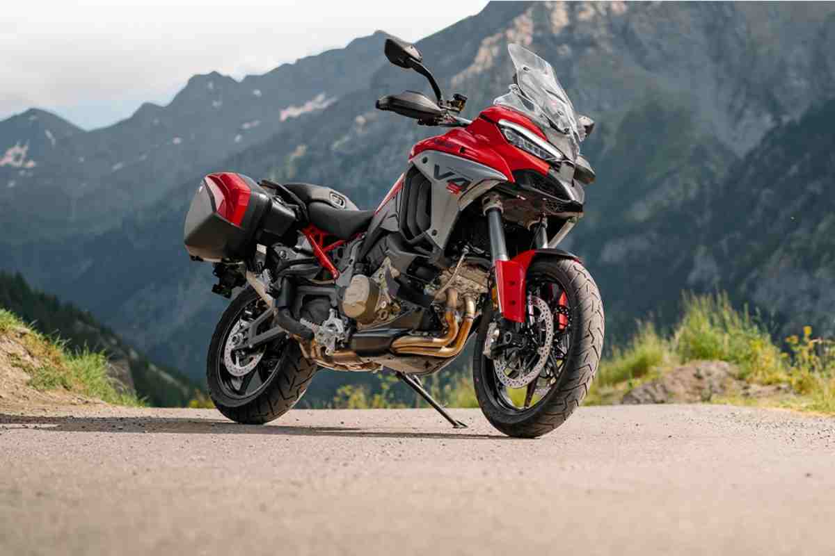 Ducati fa a pezzi la R 1300 GS: c'è una belva che distrugge BMW, prezzo e dettagli