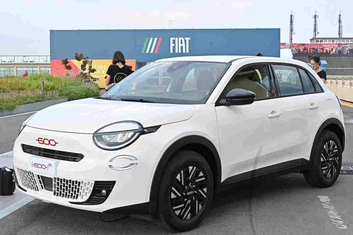 FIAT attacca l'ibrido Dacia con un prezzo mai visto prima: il SUV che costa quasi come un'utilitaria