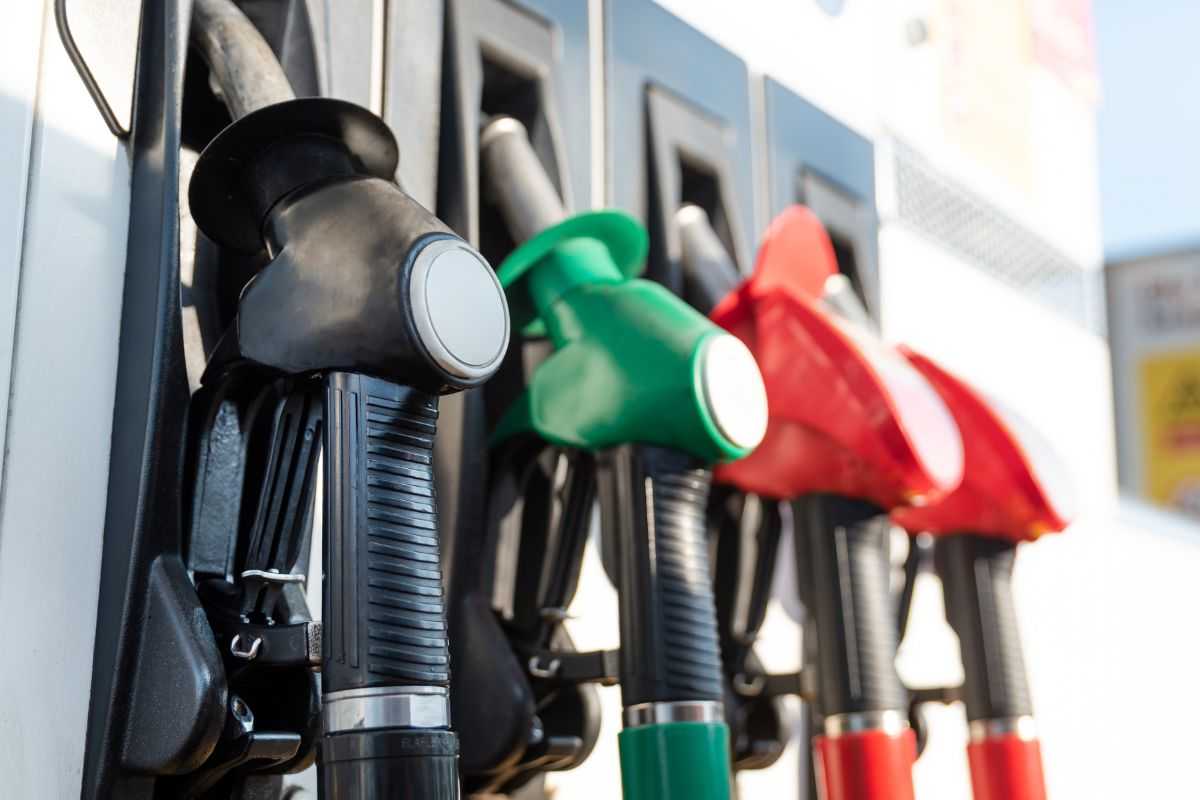 Benzina e diesel ai saluti, l'Europa impone l'elettrico? Tutta la verità su quello che ci aspetta nel 2035