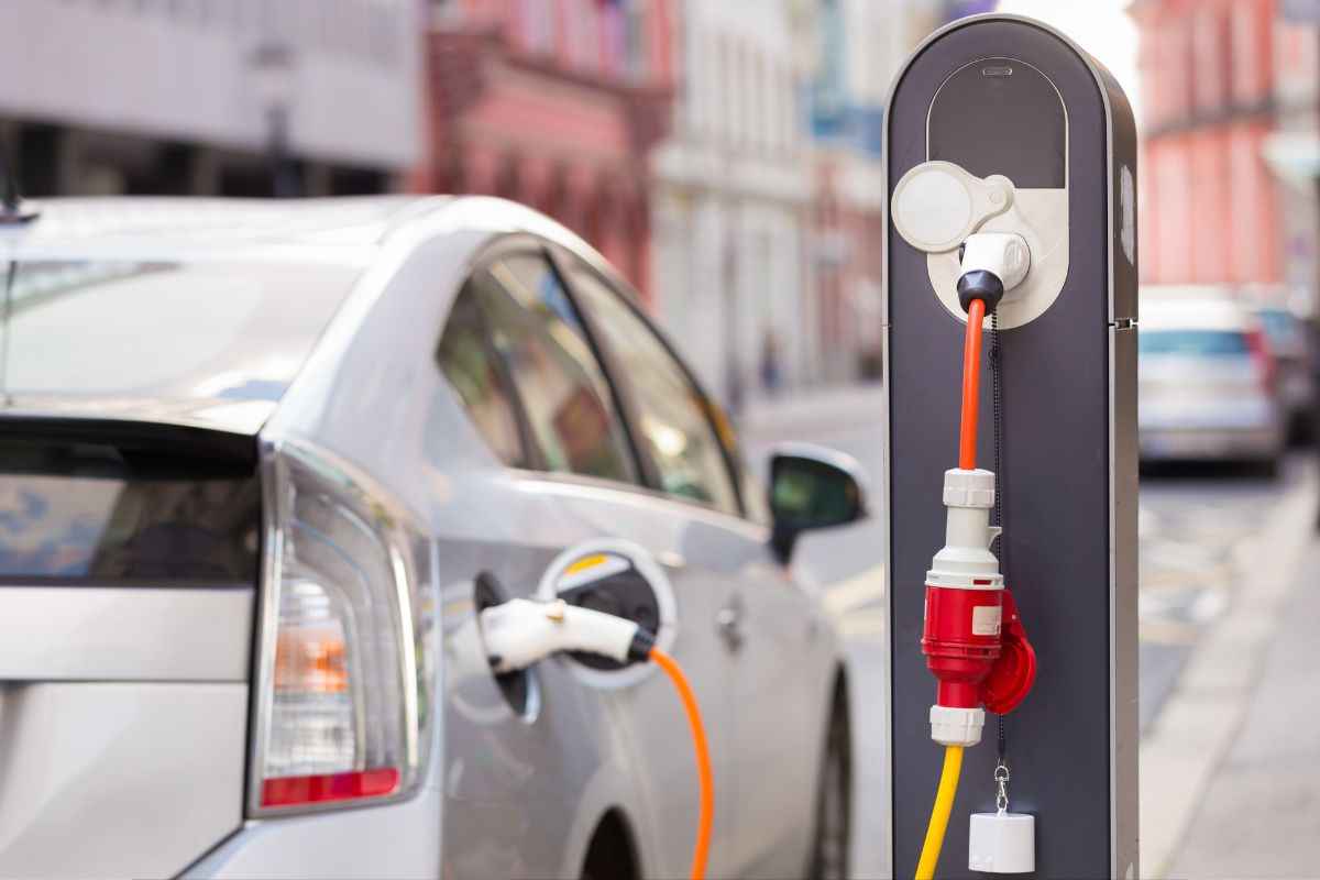 Auto tutte elettriche entro il 2035? La situazione può cambiare ancora: cosa sta succedendo in Italia