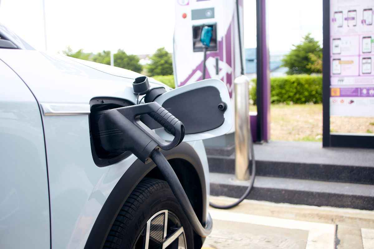 Auto tutte elettriche entro il 2035? La situazione può cambiare ancora: cosa sta succedendo in Italia