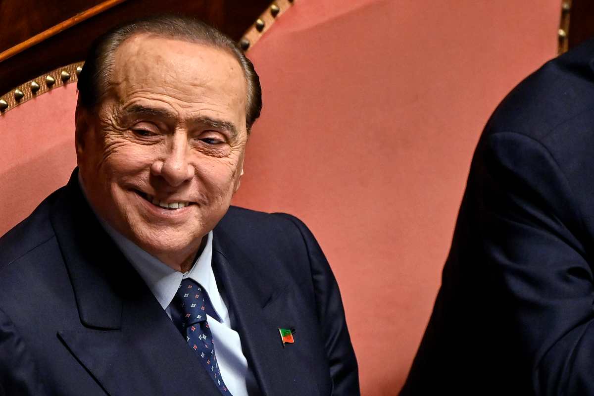 Silvio Berlusconi e quella francesina che gli rubò il cuore: gliela fecero solo per lui, aveva caratteristiche uniche (FOTO)