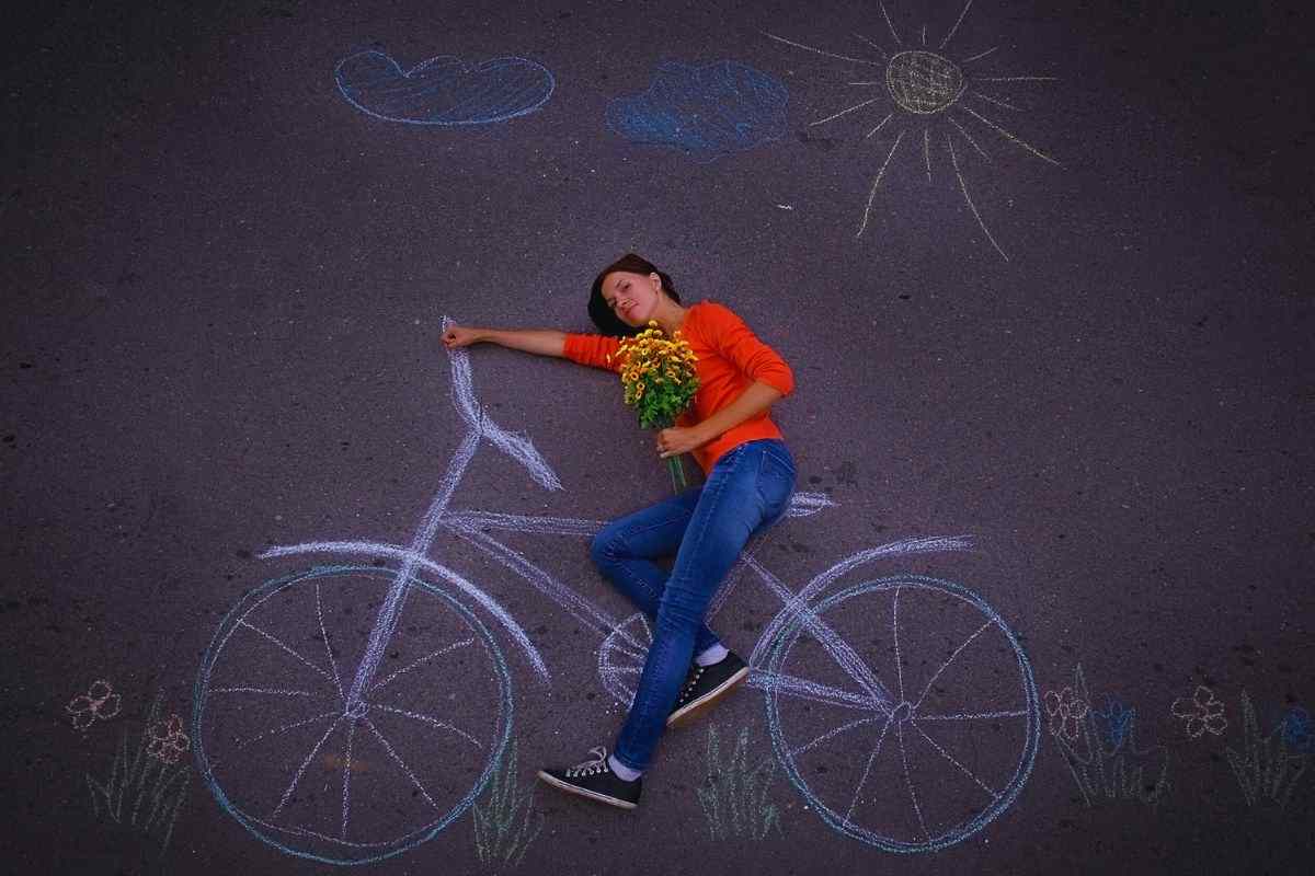 ragazza su disegno bici