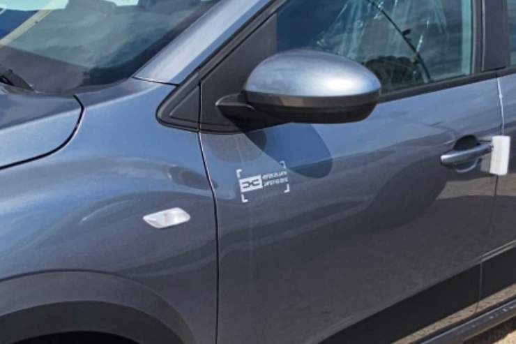 Dacia, cosa sono quei numeri sulla fiancata con il QR Code? C'è una sorpresa ad attendervi