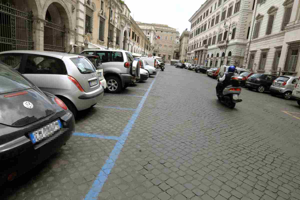 Parcheggio gratis per sempre sulle strisce blu: la procedura per non pagare mai più