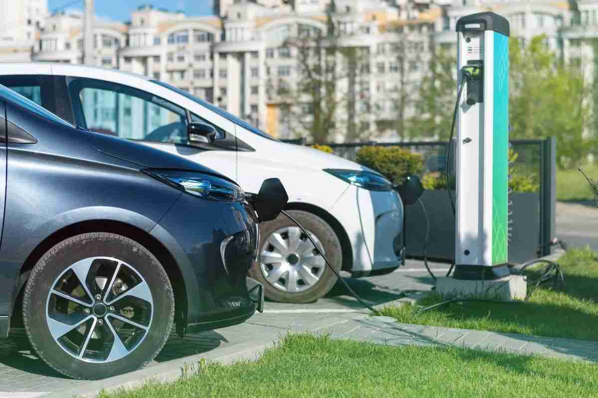 Auto elettriche, vi faranno risparmiare centinaia di euro all'anno: la cosa a cui nessuno fa mai caso