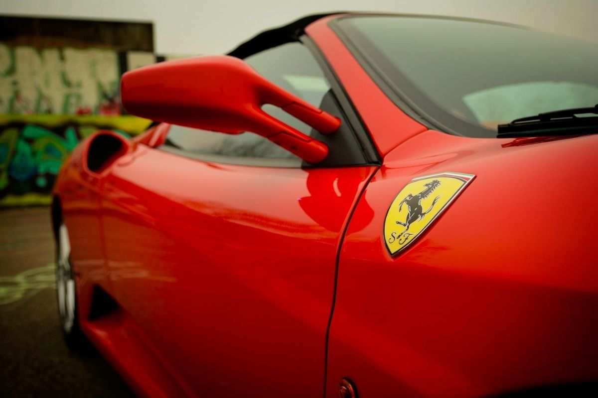 Ferrari, svelato il trucco del successo: sono bastate 2 mosse per renderla l'auto più desiderata del mondo