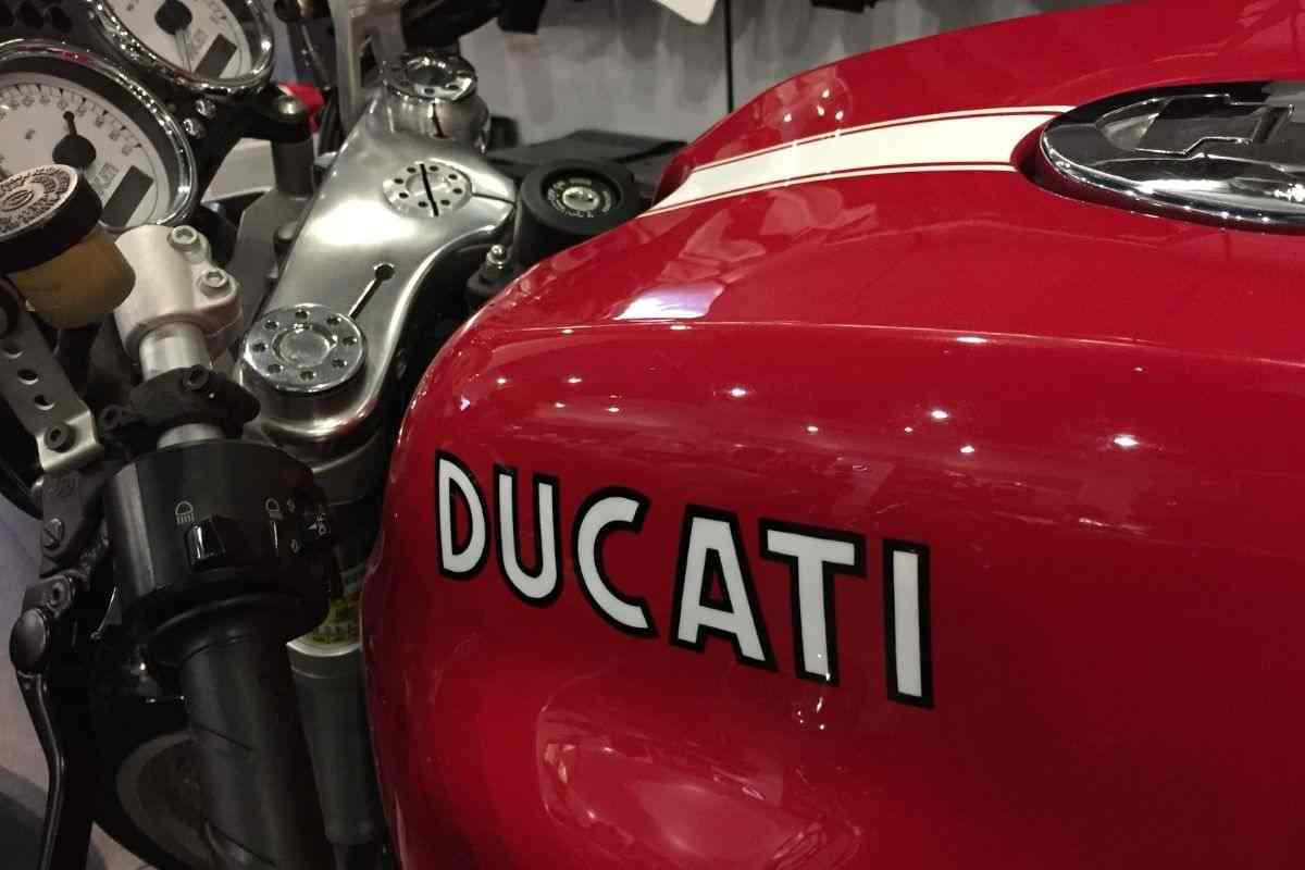 Trova il rottame di una Ducati, la trasforma in una moto da off-road: com'è cambiato tutto (VIDEO)